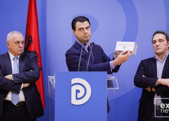 Dy Nastradin, që po korisin Shqipnin