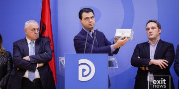 Dy Nastradin, që po korisin Shqipnin