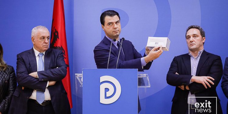 Dy Nastradin, që po korisin Shqipnin