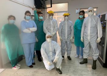 “Pavijonet e Infektivit njeri pas tjetrit po hyjnë në betejë”, Pëllumb Pipero nxjerr fotot me kolegët: Së bashku do e fitojmë këtë betejë