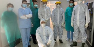 “Pavijonet e Infektivit njeri pas tjetrit po hyjnë në betejë”, Pëllumb Pipero nxjerr fotot me kolegët: Së bashku do e fitojmë këtë betejë