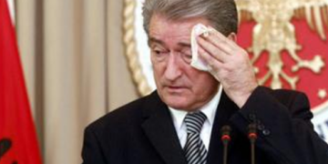 Pas ‘shuplakës’ nga SHBA, Berisha ia faturon mitingun Metës dhe “zhyt” Bashën: Ne ishim thjesht figurantë aty