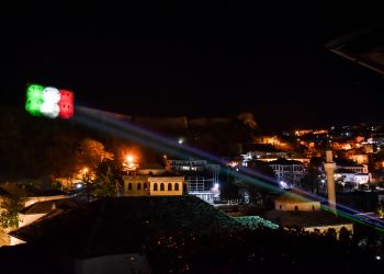 VIDEO/ Solidaritet me popullin italian, flamuri trikolor në Kalanë e Gjirokastrës