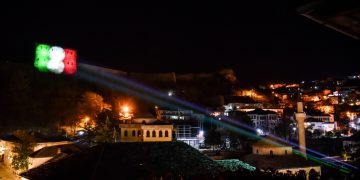 VIDEO/ Solidaritet me popullin italian, flamuri trikolor në Kalanë e Gjirokastrës