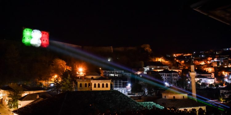 VIDEO/ Solidaritet me popullin italian, flamuri trikolor në Kalanë e Gjirokastrës