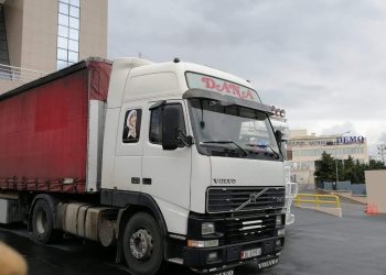Skandali në doganën greke! Ky është kamioni i ngarkuar me maska mbrojtëse, që nuk u lejua të hynte në Shqipëri