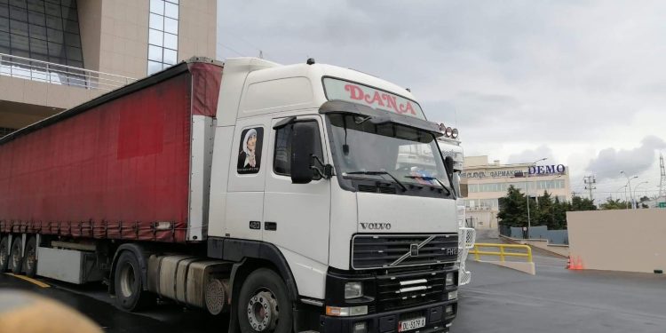 Skandali në doganën greke! Ky është kamioni i ngarkuar me maska mbrojtëse, që nuk u lejua të hynte në Shqipëri