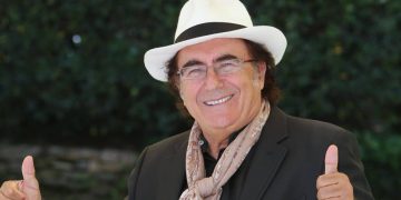 Përshëndetja e veçantë e Albano Carrisit për shqiptarët: Ju përqafoj! Pas “funeralit” të koronavirusit do këndojmë sërish ‘Felicita’