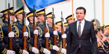 Mbill ndonjë trëndafil o aktivist, lëri përrallat me Albin Kurtin!