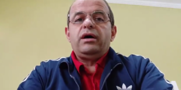 “Isha pa veshje speciale”! Mjeku që turpëron bluzat e bardha duke mashtruar bashkë me Lylin! Ja fotot e këtij “lulari” në mitingjet e PD-së dhe në spital