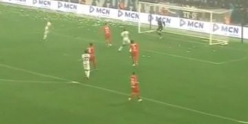 VIDEO/ Pamjet e reja të nga arbitri palaço Xhaja në derbi: Vangjeli shpëton portën me dorë, Partizani merr… goditje këndi!