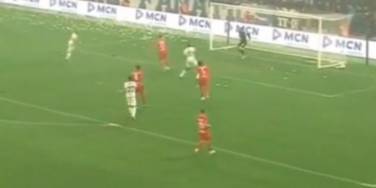 VIDEO/ Pamjet e reja të nga arbitri palaço Xhaja në derbi: Vangjeli shpëton portën me dorë, Partizani merr… goditje këndi!