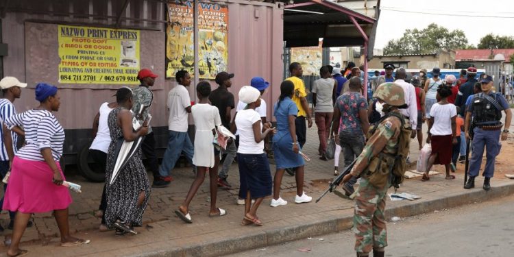 Kaosi në pazar: Policia në Afrikën e Jugut qëllon me plumba gome turmën e blerësve gjatë izolimit