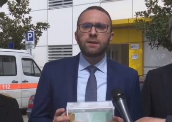 Sekretari i PD-së denoncon maskat mbrojtëse të mjekëve ndaj koronavirusit: Po u rrezikohet jeta!