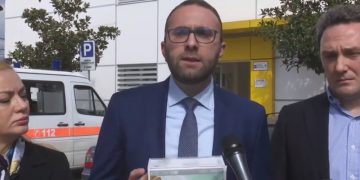 Sekretari i PD-së denoncon maskat mbrojtëse të mjekëve ndaj koronavirusit: Po u rrezikohet jeta!