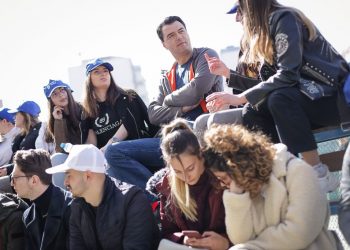 Lulzimi organizon kalçeto në PD, vetë tifoz mes çupat simpatike të partisë