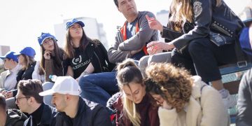 Lulzimi organizon kalçeto në PD, vetë tifoz mes çupat simpatike të partisë