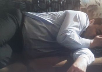 Basha politikë dhe këshilla për COVID-19 nga krevati