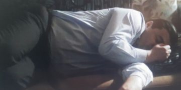 Basha politikë dhe këshilla për COVID-19 nga krevati