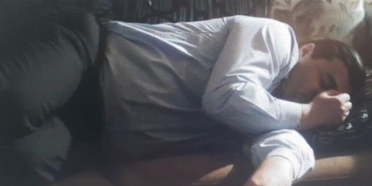 Basha politikë dhe këshilla për COVID-19 nga krevati