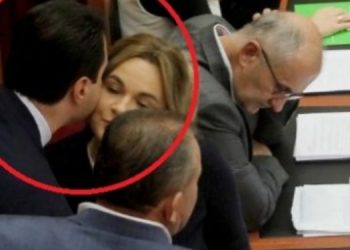 30 mjekët shqiptarë drejt Italisë që tërbuan sot të vetëquajturën… opozitë shqiptare