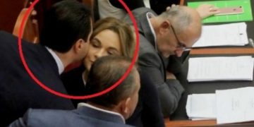 30 mjekët shqiptarë drejt Italisë që tërbuan sot të vetëquajturën… opozitë shqiptare