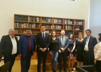 Pas Lylit edhe “kaubojsi” mëson Ramën! i sugjeron skemën për zgjidhjen e situatës: Shpërndai çdo shqiptari nga 1kg fruta, 10kg makarona, 10kg oriz, 10kg patate, 10kg qepë e 10kg vaj. Fal urgjentisht taksat, dritat e ujin