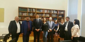 Pas Lylit edhe “kaubojsi” mëson Ramën! i sugjeron skemën për zgjidhjen e situatës: Shpërndai çdo shqiptari nga 1kg fruta, 10kg makarona, 10kg oriz, 10kg patate, 10kg qepë e 10kg vaj. Fal urgjentisht taksat, dritat e ujin