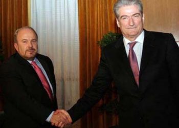 Nano ik, pastaj u bë mik. Meta ik pastaj u bë mik…