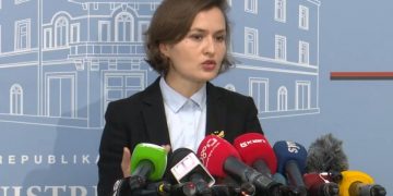 Koronavirusi mbyll shkollat për dy javë, ministrja: Nxënësit do mësojnë virtualisht