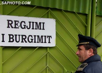 Lanë në burg një të dyshuar për vjedhjen e 1,200 lekëve (i cili vrau veten), kërkohet ndëshkim për gjyqtarët dhe prokuroren