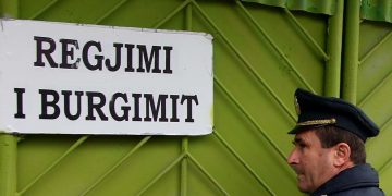 Lanë në burg një të dyshuar për vjedhjen e 1,200 lekëve (i cili vrau veten), kërkohet ndëshkim për gjyqtarët dhe prokuroren