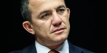 Mbaron “muaji i mjaltit” mes Berat Buzhalës dhe Vetëvendosjes: Vetëvendosja merr në mbrojtje agresorët ndaj tij