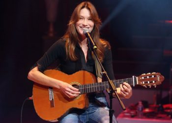 Carla Bruni inskenon një krizë frymëmarrjeje:Ne nuk kemi frikë nga koronavirusi, video virale