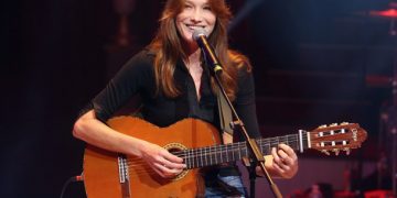 Carla Bruni inskenon një krizë frymëmarrjeje:Ne nuk kemi frikë nga koronavirusi, video virale