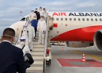 VIDEO/ “Faleminderit Shqipërisë dhe popullit mik shqiptar”! Mjekët shqiptarë zbresin në Romë, i pret vetë ministri i Jashtëm italian Luigi Di Maio