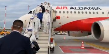 VIDEO/ “Faleminderit Shqipërisë dhe popullit mik shqiptar”! Mjekët shqiptarë zbresin në Romë, i pret vetë ministri i Jashtëm italian Luigi Di Maio