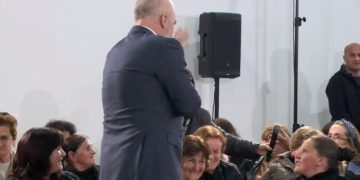 VIDEO/ Qytetarja e pyet për Metën, Rama: Aman mos na e sillni tersin këtu! Lëreni atje në Presidencë