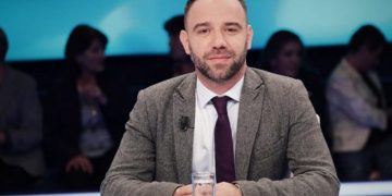 Analisti ofendon qytetarët pasi i duket vetja mëndimtar i madh: O jam unë idiot, o janë ata!