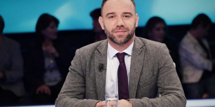 Analisti ofendon qytetarët pasi i duket vetja mëndimtar i madh: O jam unë idiot, o janë ata!