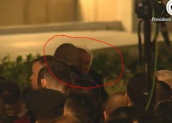 Pas tubimit, Ilir Meta kapet duke u puthur e përqafuar me Fahri Balliun