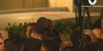 Pas tubimit, Ilir Meta kapet duke u puthur e përqafuar me Fahri Balliun