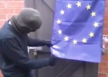 VIDEO/ “Jeni bukëshkalë, do t’ia dalim vetë!” Protestojnë italianët, djegin flamurin e Bashkimit Europian