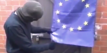 VIDEO/ “Jeni bukëshkalë, do t’ia dalim vetë!” Protestojnë italianët, djegin flamurin e Bashkimit Europian