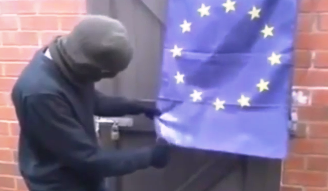 VIDEO/ “Jeni bukëshkalë, do t’ia dalim vetë!” Protestojnë italianët, djegin flamurin e Bashkimit Europian