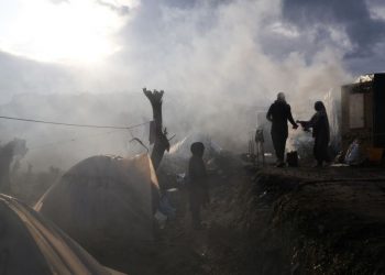 Policia greke përdor gaz lotsjellës ndaj migrantëve në kufi me Turqinë