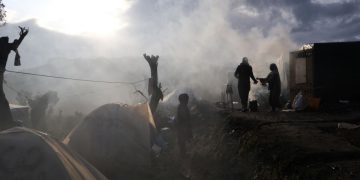 Policia greke përdor gaz lotsjellës ndaj migrantëve në kufi me Turqinë