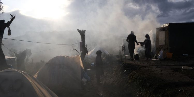 Policia greke përdor gaz lotsjellës ndaj migrantëve në kufi me Turqinë