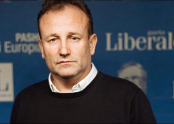 FOTO/ Momente nga lirimi të Henri Çilit, përqafime me familjarë e miq