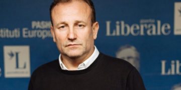 FOTO/ Momente nga lirimi të Henri Çilit, përqafime me familjarë e miq